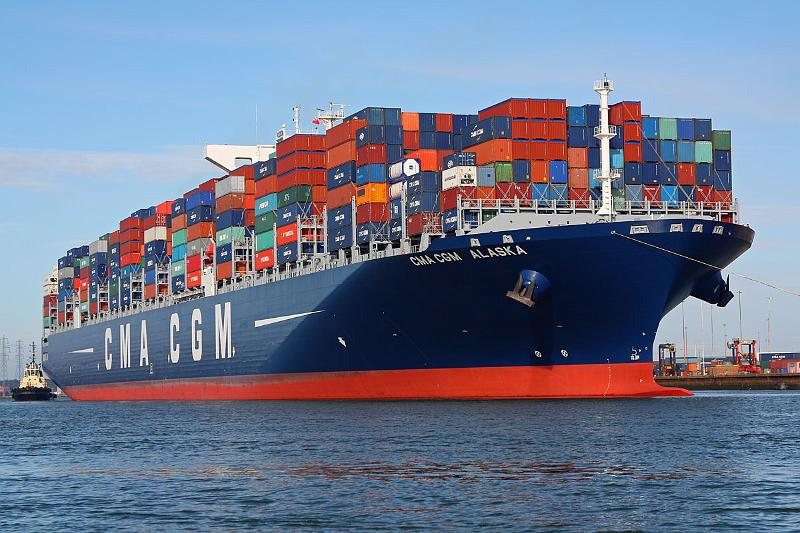 Buque portacontenedores cargado navegando: envíos marítimos de La Hondureña Reina Express de Houston a Honduras.